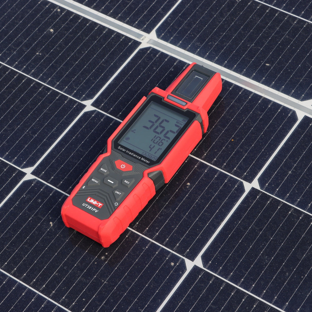 UNI-T UT381PV measuring irradiance on a solar module